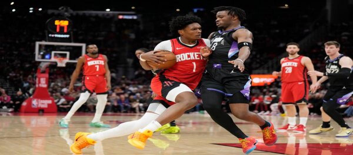 Smith's 31 points shone throughout the game as the Rockets easily defeated the Jazz 125-105.