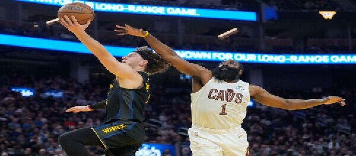 米切尔25分斯特鲁斯24分 骑士以118-111拿下勇士