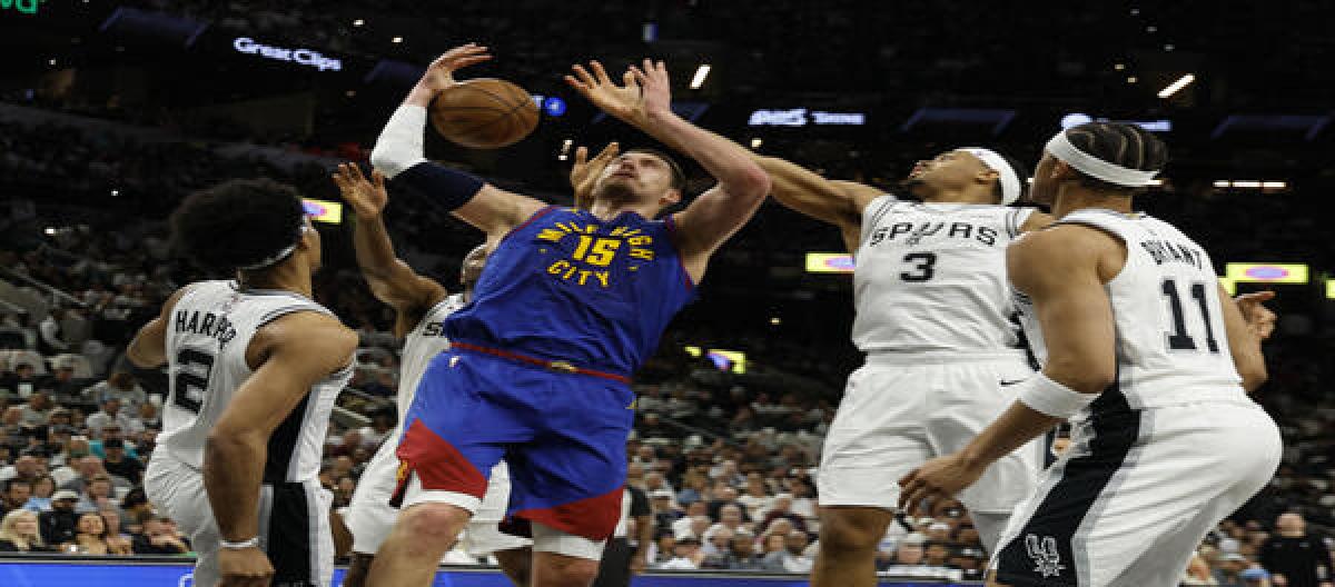 Strausser scored 25 points as the Nuggets defeated the Spurs 128-118.