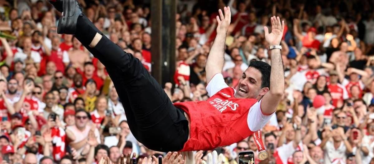 阿尔特塔率阿森纳客场捧起英超冠军奖杯