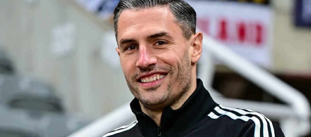 Fabian Schär has renewed his contract with Newcastle United, extending it until 2027.
