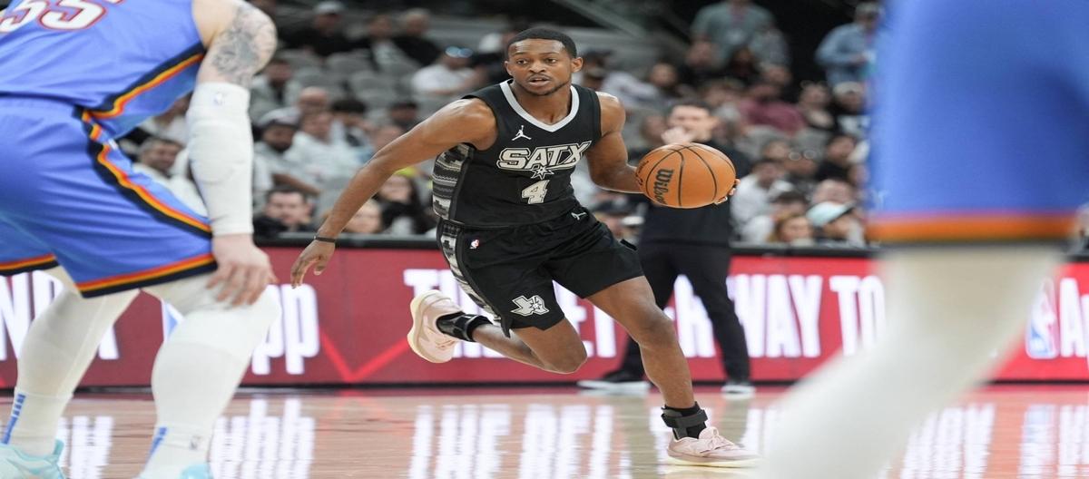Fox's crucial mid-range jumper sealed the victory for the Spurs, bringing the series to 1-2.