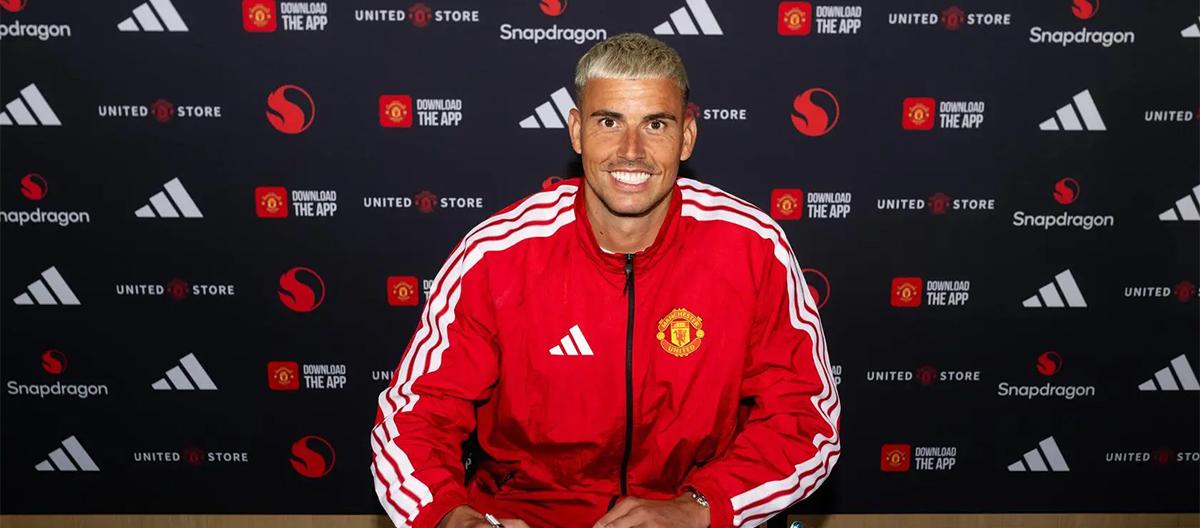 Leeds United goalkeeper Carl Dalow has joined Manchester United on a free transfer and will wear the number 12 shirt.