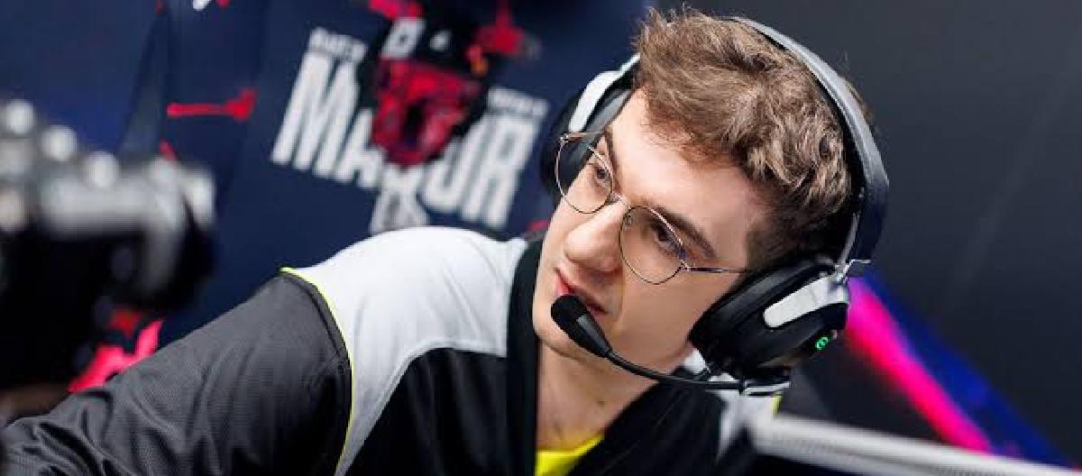 CS2：主播Evelone获赠s1mple的2021年HLTV年度最佳选手奖杯。