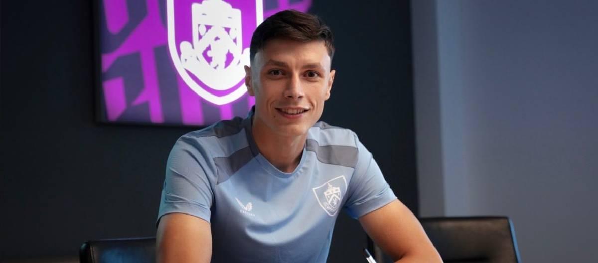 Burnley have officially signed Anel Ahmedhodžić to a four-year contract.