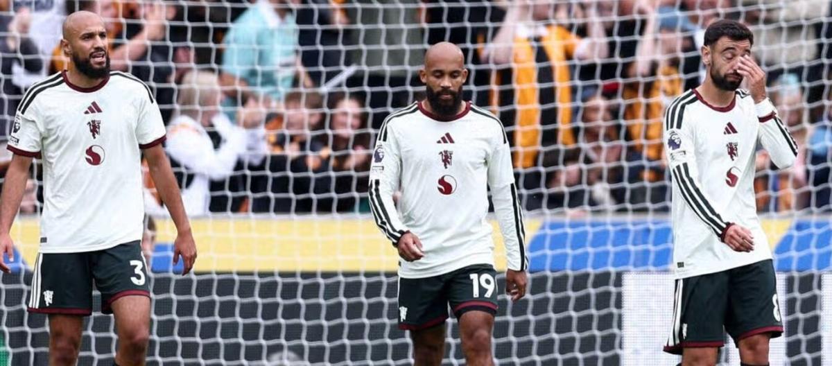 Premier League – Manchester United fail to secure a winning start, losing 0-2 to Hull City.