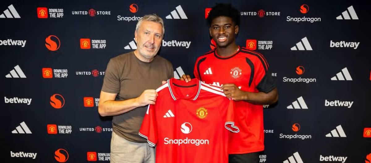 Manchester United have officially signed Cameroonian midfielder Carlos Balepa.