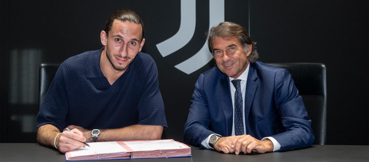 Wolfsburg goalkeeper Grabala has joined Juventus on loan with an option to buy.