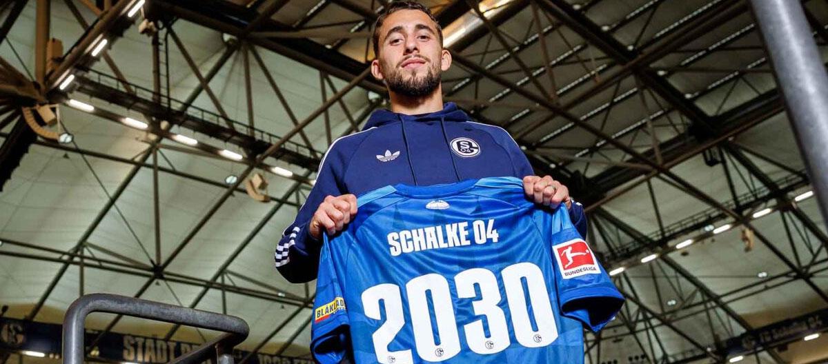Schalke 04 completes contract extension with Algeria international attacking midfielder Adil Aouchiche..
