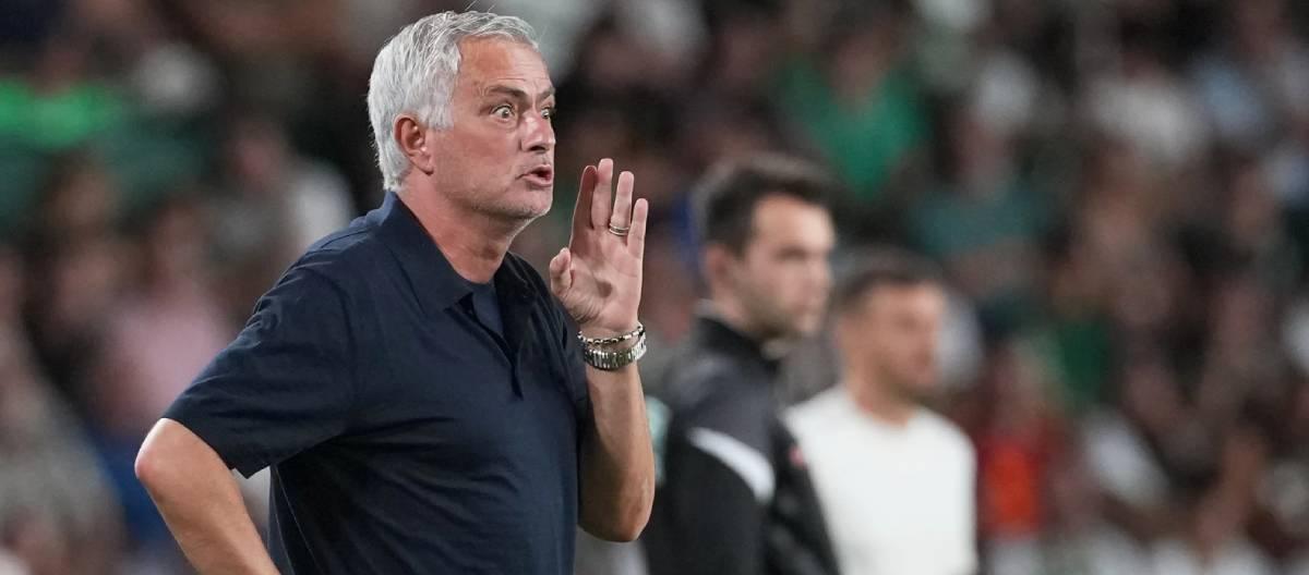 Mourinho directly criticized two missed red cards and their impact on the title race after the match.