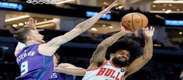 Knipper's 33 points weren't enough to save the Bulls from a narrow 129-126 victory over the Hornets.