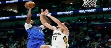 Marshall's 32 points weren't enough to save the Pelicans from a 129-111 victory over the Mavericks.