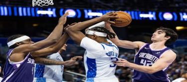 DeRozan's 33 points weren't enough to save the Magic from defeat, who beat the Kings 121-117.