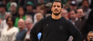 The Celtics lost to the 76ers again. Joe Mazra: We must find different ways to deal with their defensive strategies.