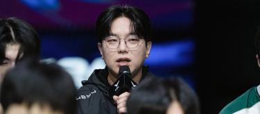 BNK FearX suffered a crushing defeat; Coach Park Joon-seok criticized the team's lack of cohesion.