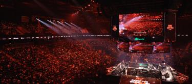 League of Legends: T1's highest-earning team, with a full house of 15,000 people at the stadium, leaving commentators watching from afar with envy.