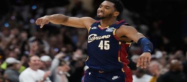 米切尔下半场狂砍39分追平纪录 骑士逆转活塞