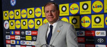 Weiss returns to the team after 14 years, replacing Calzona as Slovakia's head coach.