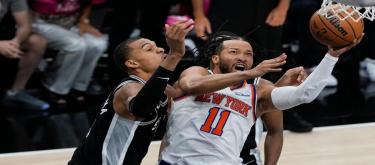Brunson's 30 points led the Knicks to a 105-95 victory over the Spurs.