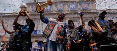 数万球迷游行庆祝尼克斯夺得NBA总冠军