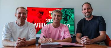 Hennessy Behrens has officially joined Augsburg and signed a contract with the club until June 2031.