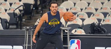 Jones will remain with the Nuggets for one year and $3.88 million, continuing to serve as a substitute in the new season.