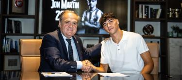 Official: Real Sociedad extends contract with academy centre-back Jon Martin until June 2032.