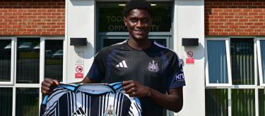 Young Levante forward Afner Cá officially joins Newcastle United on a free transfer..
