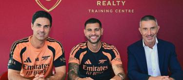 Brazilian midfielder Guimarães joins Arsenal, wearing the number 39 jersey to embrace a new challenge.