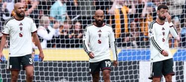 Premier League – Manchester United fail to secure a winning start, losing 0-2 to Hull City.