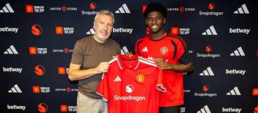 Manchester United have officially signed Cameroonian midfielder Carlos Balepa.