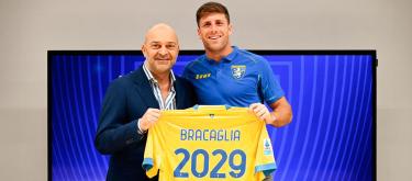 Frosinone officially completes contract extension with Italian defender Gabriele Bracaglia..
